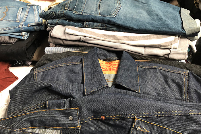 Kleidung gebrauchte Position unter der Nummer 16 in unserer Preisliste Kleidung gebrauchte Position unter der Nummer 16 in unserer Preisliste