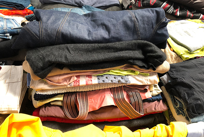 in der Kleidung Second-Hand Crem ware kommt vor allem Erwachsene Kleidung Winter-Sommer